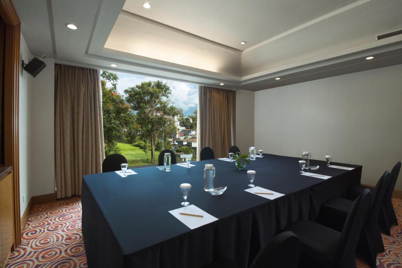 Aston Manado Hotel Екстер'єр фото